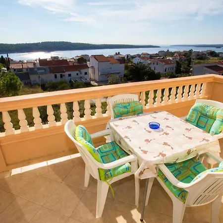 2 Bedroom Lovely In Barbat Apartment *